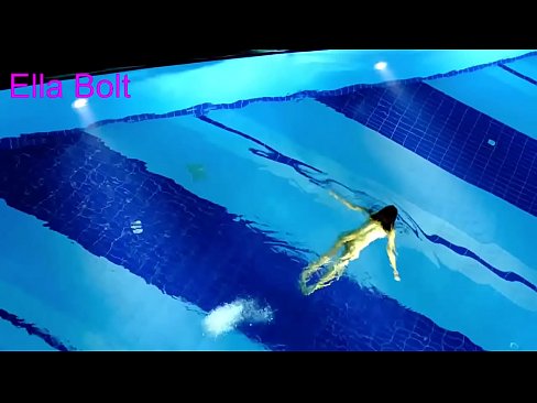 ❤️ मैं देखना बंद नहीं कर सकता, युवा गोरा एला बोल्ट रिसॉर्ट पूल में नग्न तैरते हुए पकड़ा गया ❤️ गुदा वीडियो हम पर ❤