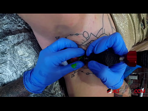 ❤️ बेहद टैटू वाली आकर्षक Sully Savage ने अपने भगशेफ पर एक टैटू बनवाया ❤️ गुदा वीडियो हम पर ❤